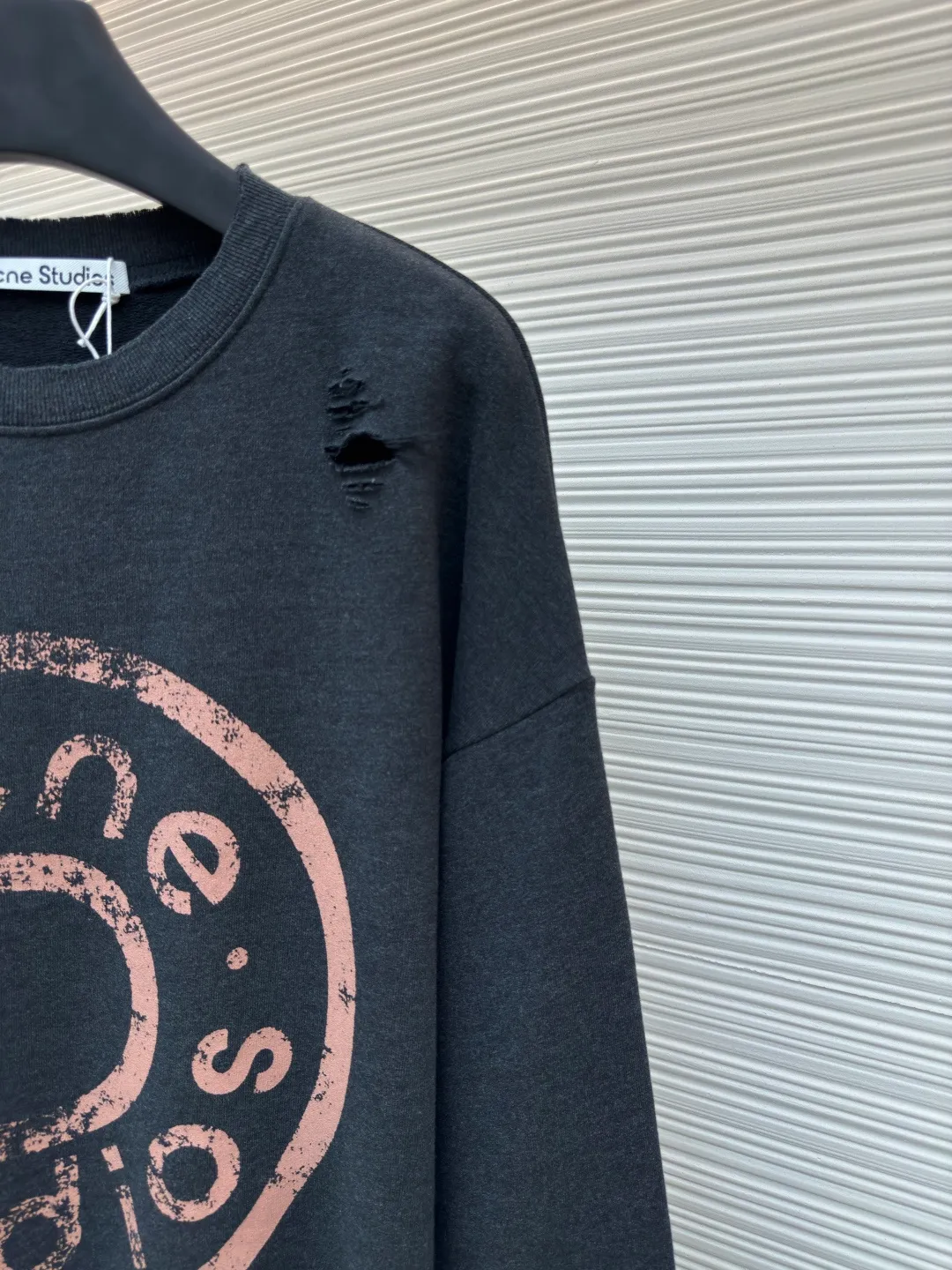 Acne Studios ripped distressed logo sweatshirt ●Authentic product: Purchased and developed for 4100 ●Item number: 1680379-A75 ●Fabric: Double-ply cotton plain fabric ●Technology: Distressed printing ●Version: Loose fit ●Weight: about 590 grams ●Size: S-M-L-XL ●Description: Customized dream-painted double-ply cotton plain fabric with excellent texture, comfortable and skin-friendly, with deep black as the main color Like the mottled rust on ancient copperware, the unruly soul of AcneStudios is engraved on the chest. The ingenious integration of hole elements and wanton swaying on the black canvas is a deliberate rebellion, a break away from the shackles of tradition, and unique in the wave of trends. Glue printing is used. The chest printing is modified three times with the film screen. The glue liquid paint is used to print the pattern on the fabric. The fabric is baked to fix the printed pattern. Many parts of the body of the garment are worn and worn by pure artificial regularity, and hand brush marks are added to the surface of the garment to add texture and depth to imitate the texture of natural wear and tear. The fabrics have been washed to give them a better feel and texture. They are not easy to deform, shrink or fade, and maintain their long-lasting beauty. The overall color is consistent with no color difference. It can be matched with the same style to create a fashionable look, and can be used in various occasions. Customized accessories, complete with three standards, the same style for men and women!